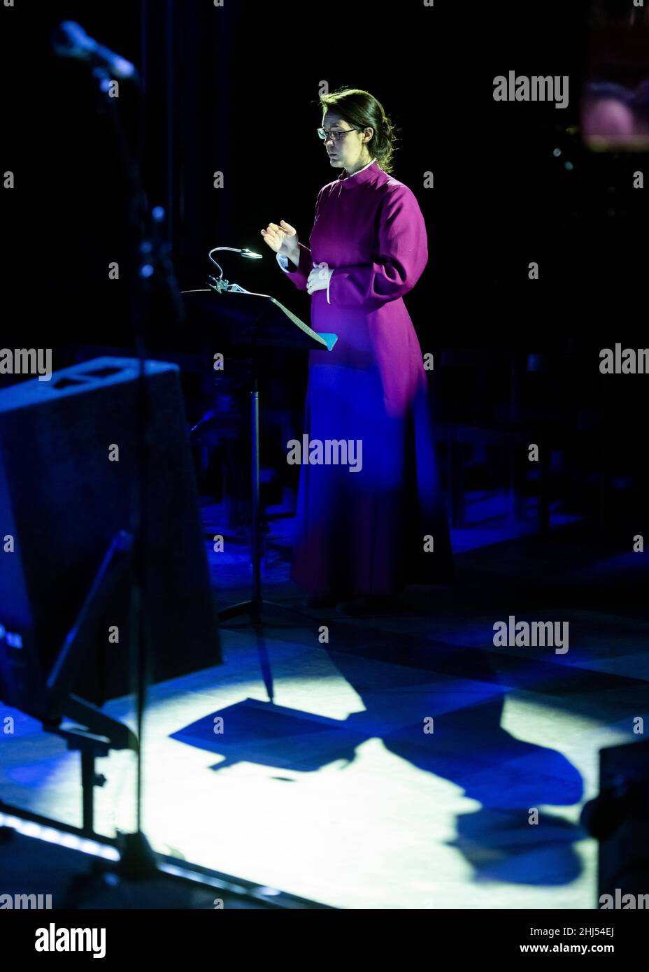 Coventry, UK, Mercoledì 26th Gennaio 2022 Rachel Mahon conduce i coristori della Cattedrale di Coventry durante la prova di Ghost nelle rovine, la guerra delle cattedrali di Coventry Requiem di Nitin Sawhney per celebrare il 60th anniversario della Cattedrale di Coventry. Credit: DavidJensen / Empowics Entertainment / Alamy Live News Foto Stock