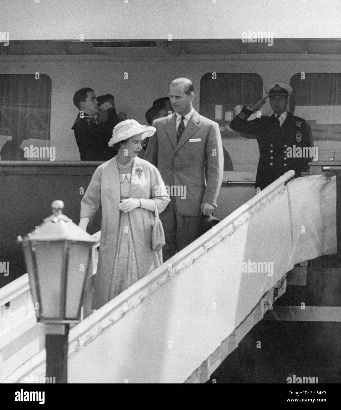 La Regina Elisabetta II è raffigurata durante una visita di due giorni nella capitale gallese, Cardiff, Galles, venerdì 5th agosto 1960. Out immagini spettacoli ... La Regina e Duca di Edimburgo sbarcano il Royal Yacht Britannia per iniziare il primo giorno di visita a Cardiff. Foto Stock