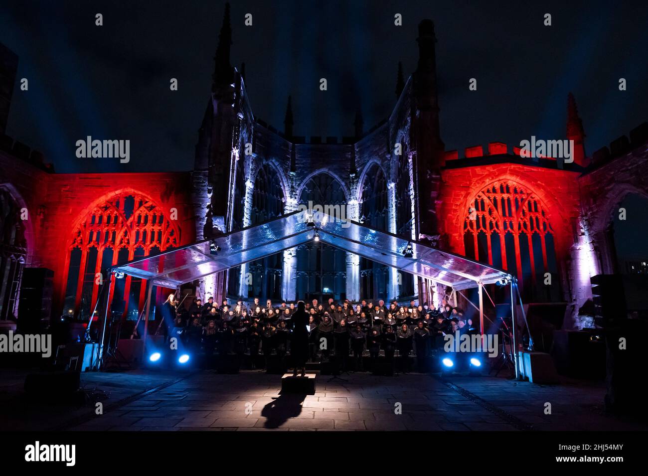 Coventry, UK, mercoledì 26th gennaio 2022 i cantori della Cattedrale di Coventry e i cantanti della comunità guidati da Rachel Mahon hanno provato Ghosts nelle rovine di Nitin Sawhney CBE nei resti della Cattedrale bombardata nel WW2 per celebrare il 60th anniversario della consacrazione della Cattedrale di Coventry. Credit: DavidJensen / Empowics Entertainment / Alamy Live News Foto Stock