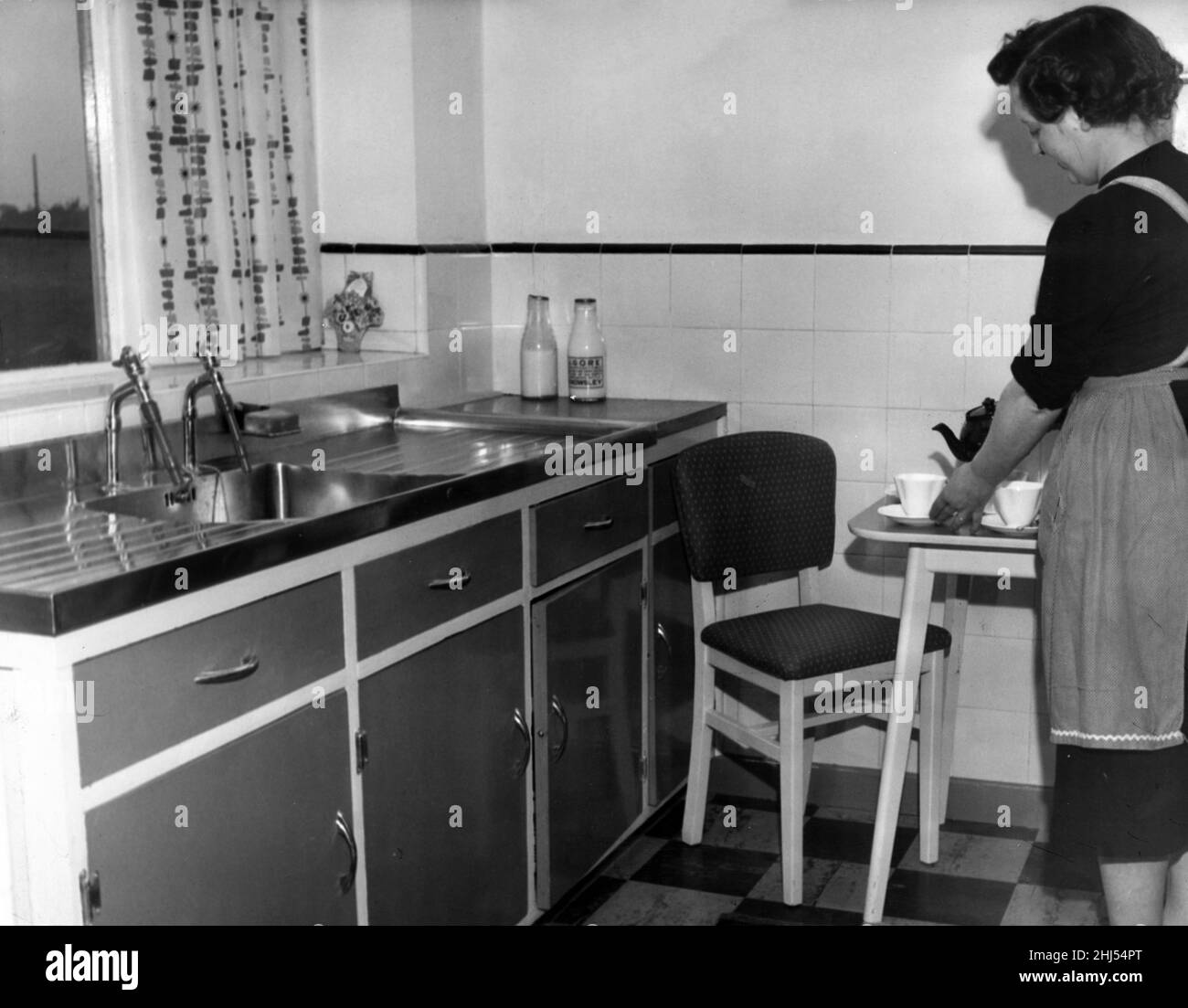 Kirkby, una città del distretto metropolitano di Knowsley, Merseyside, Inghilterra. La nostra foto mostra, una sezione della cucina modello in casa della signora Joan Deering, a Leeside Avenue, 17th giugno 1956. Foto Stock