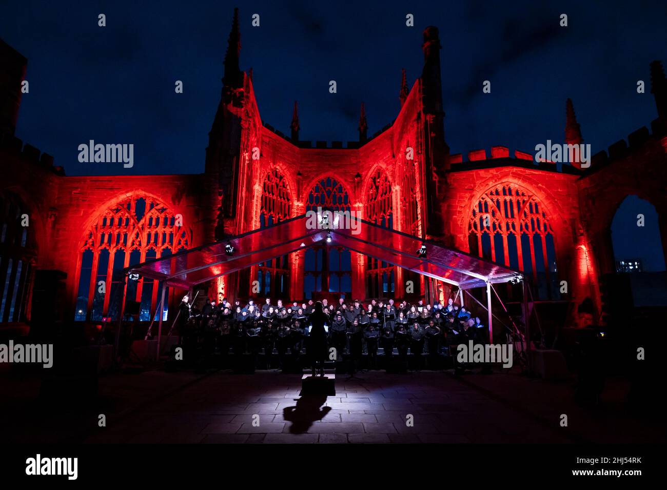Coventry, UK, mercoledì 26th gennaio 2022 i cantori della Cattedrale di Coventry e i cantanti della comunità guidati da Rachel Mahon hanno provato Ghosts nelle rovine di Nitin Sawhney CBE nei resti della Cattedrale bombardata nel WW2 per celebrare il 60th anniversario della consacrazione della Cattedrale di Coventry. Credit: DavidJensen / Empowics Entertainment / Alamy Live News Foto Stock