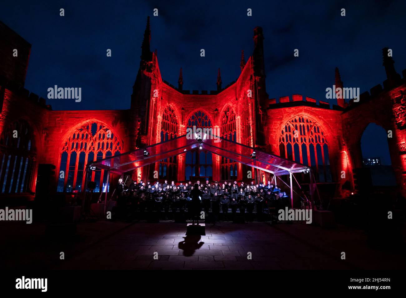 Coventry, UK, mercoledì 26th gennaio 2022 i cantori della Cattedrale di Coventry e i cantanti della comunità guidati da Rachel Mahon hanno provato Ghosts nelle rovine di Nitin Sawhney CBE nei resti della Cattedrale bombardata nel WW2 per celebrare il 60th anniversario della consacrazione della Cattedrale di Coventry. Credit: DavidJensen / Empowics Entertainment / Alamy Live News Foto Stock