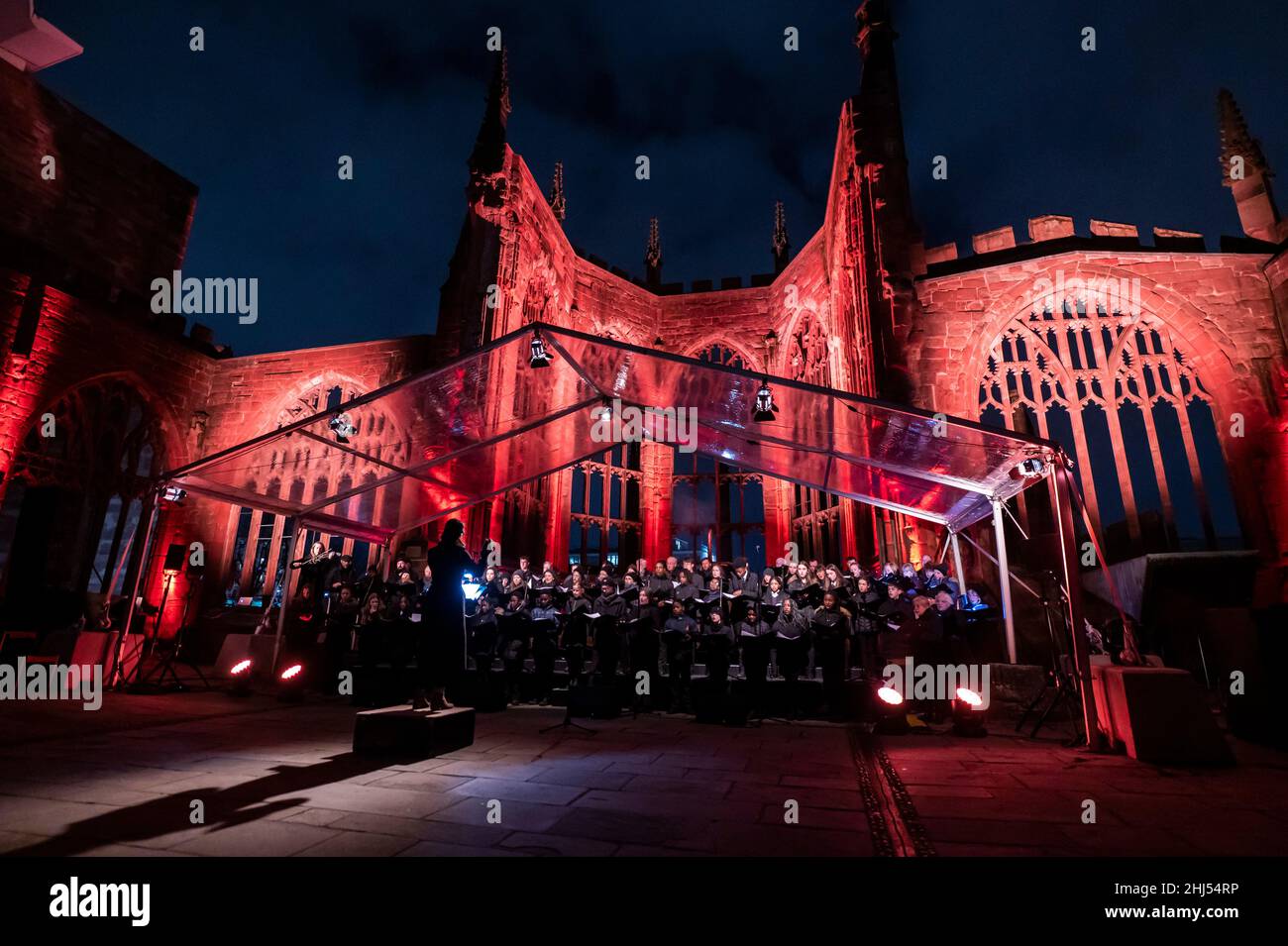Coventry, UK, mercoledì 26th gennaio 2022 i cantori della Cattedrale di Coventry e i cantanti della comunità guidati da Rachel Mahon hanno provato Ghosts nelle rovine di Nitin Sawhney CBE nei resti della Cattedrale bombardata nel WW2 per celebrare il 60th anniversario della consacrazione della Cattedrale di Coventry. Credit: DavidJensen / Empowics Entertainment / Alamy Live News Foto Stock