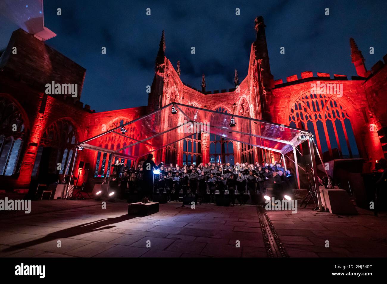 Coventry, UK, mercoledì 26th gennaio 2022 i cantori della Cattedrale di Coventry e i cantanti della comunità guidati da Rachel Mahon hanno provato Ghosts nelle rovine di Nitin Sawhney CBE nei resti della Cattedrale bombardata nel WW2 per celebrare il 60th anniversario della consacrazione della Cattedrale di Coventry. Credit: DavidJensen / Empowics Entertainment / Alamy Live News Foto Stock
