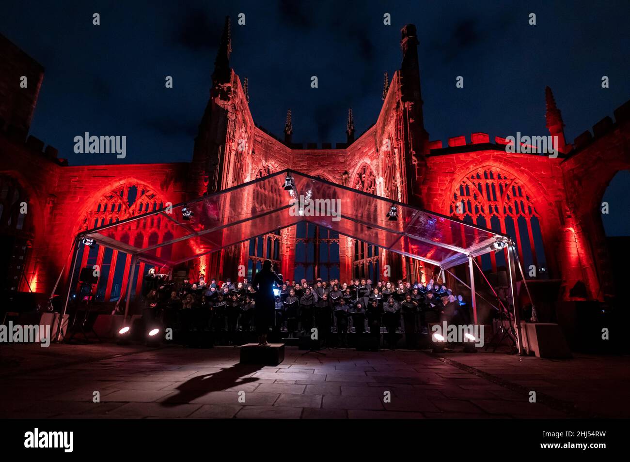 Coventry, UK, mercoledì 26th gennaio 2022 i cantori della Cattedrale di Coventry e i cantanti della comunità guidati da Rachel Mahon hanno provato Ghosts nelle rovine di Nitin Sawhney CBE nei resti della Cattedrale bombardata nel WW2 per celebrare il 60th anniversario della consacrazione della Cattedrale di Coventry. Credit: DavidJensen / Empowics Entertainment / Alamy Live News Foto Stock