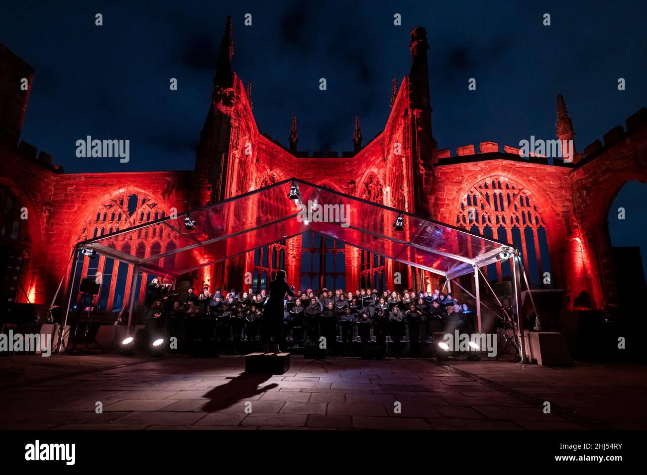 Coventry, UK, mercoledì 26th gennaio 2022 i cantori della Cattedrale di Coventry e i cantanti della comunità guidati da Rachel Mahon hanno provato Ghosts nelle rovine di Nitin Sawhney CBE nei resti della Cattedrale bombardata nel WW2 per celebrare il 60th anniversario della consacrazione della Cattedrale di Coventry. Credit: DavidJensen / Empowics Entertainment / Alamy Live News Foto Stock