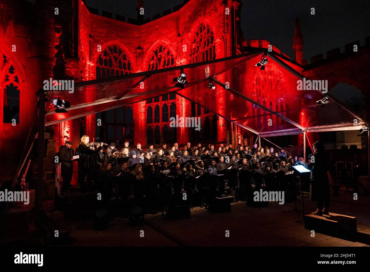 Coventry, UK, Mercoledì 26th Gennaio 2022 Cori della Cattedrale di Coventry e cantanti della comunità guidati da Rachel Mahon hanno provato Ghosts nelle rovine di Nitin Sawhney CBE nei resti della Cattedrale bombata del WW2 per celebrare il 60th anniversario della consacrazione della Cattedrale di Coventry. Credit: DavidJensen / Empowics Entertainment / Alamy Live News Foto Stock