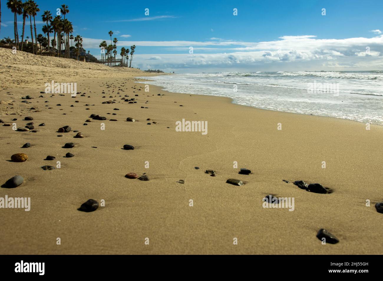 Pietre caoticamente sparse su Beach Paradise, San Clemente, California Foto Stock
