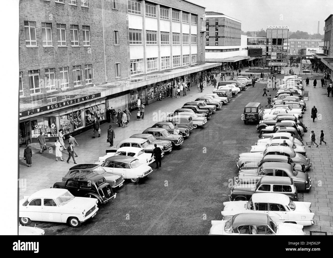 Auto parcheggiate a Market Way Precinct, Coventry. Presto ci sarà un divieto di parcheggio Precinct in modo che questa vista scomparirà.7th ottobre 1961 Foto Stock
