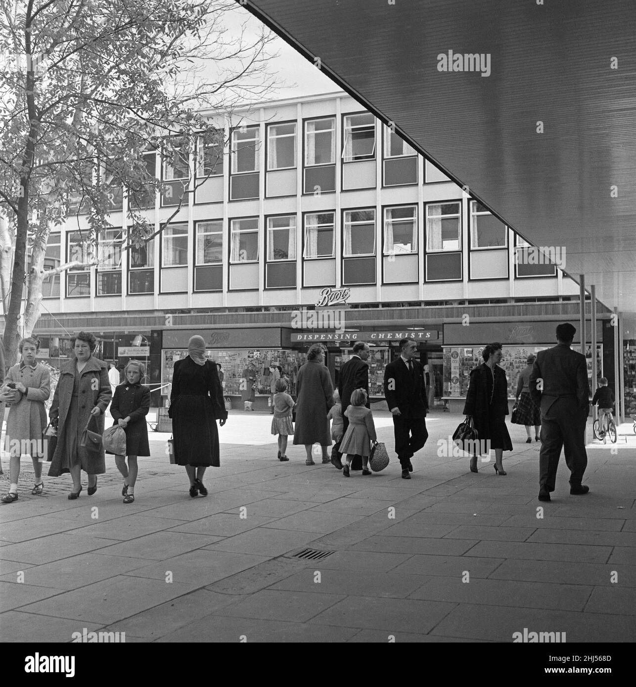 Centro commerciale Stevenage New Town, ancora in costruzione. 29th settembre 1958. Foto Stock