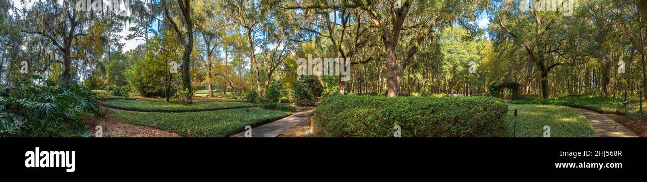 Panorama del Labyrinth Path a Sholom Park, con fogliame autunnale - Ocala, Florida, USA Foto Stock