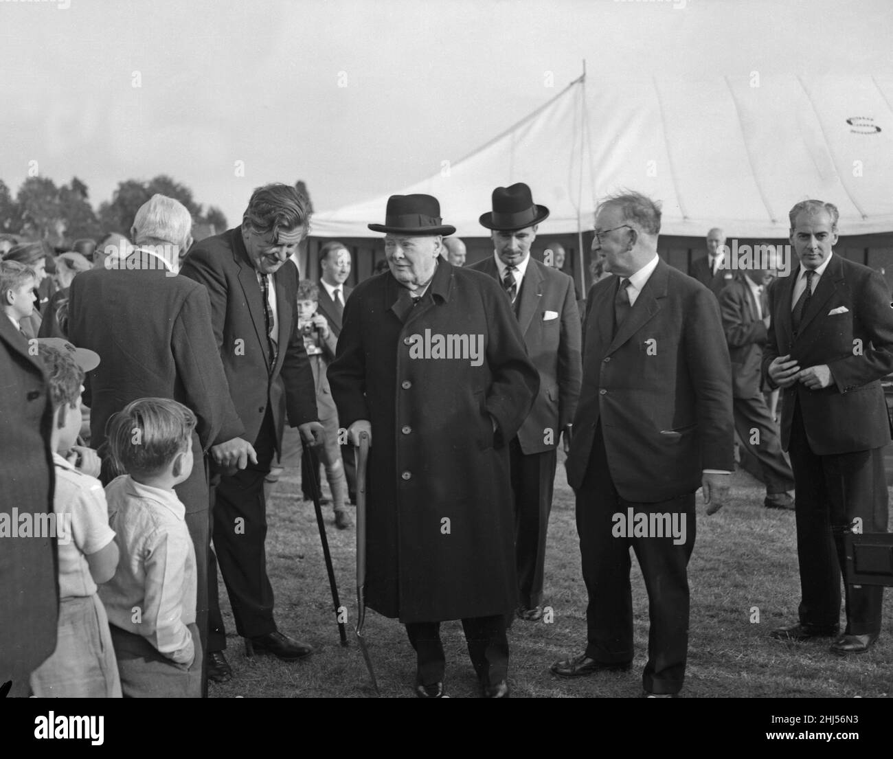 L'ex primo ministro Winston Churchill ha parlato dopo aver piantato un albero di quercia per inaugurare i lavori sul nuovo Churchill College dell'Università di Cambridge, 17th ottobre 1959. Foto Stock