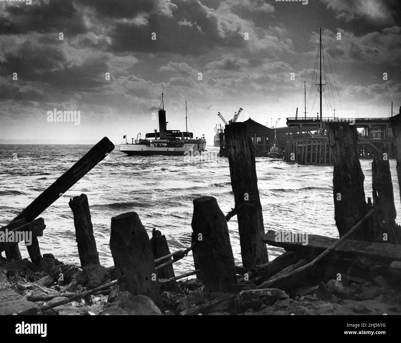 Incorniciata da vecchi legnoli a Sammy's Point, Hull, il traghetto New Holland Wingfield Castle ormeggia accanto al pontile presso il molo della Corporation. 9th maggio 1961 Foto Stock