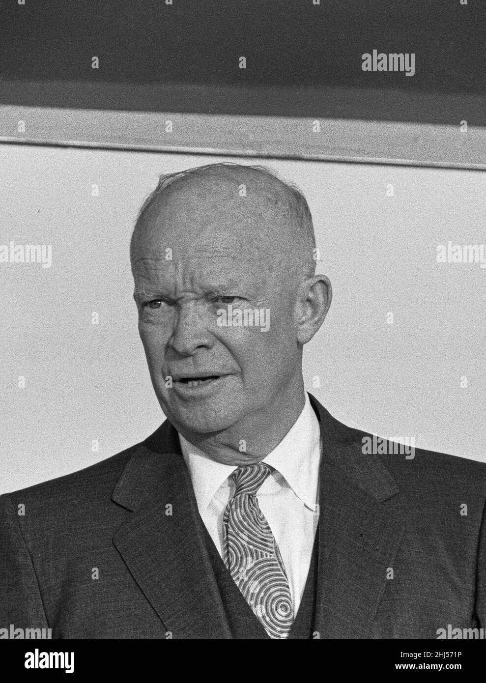Il presidente DEGLI STATI UNITI Eisenhower ha visto qui sul dais all'aeroporto di Heathrow, mentre è ufficialmente accolto dal primo ministro all'inizio della sua visita nel Regno Unito. 27th agosto 1959 Foto Stock