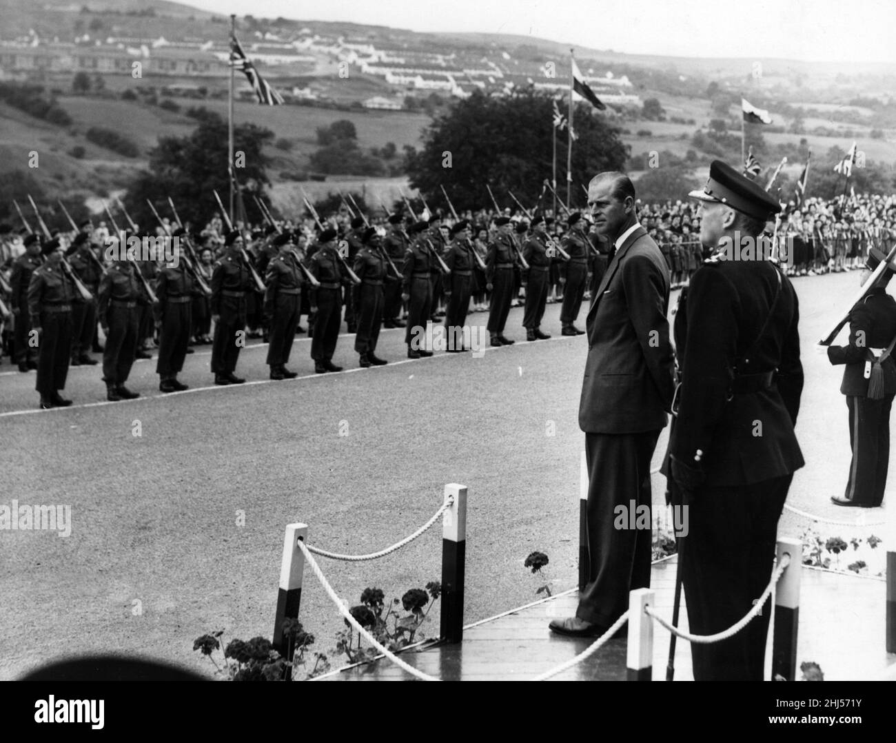 Il principe Filippo, duca di Edimburgo, lascia il Dais per ispezionare il Battaglione del 5th il reggimento gallese a Cyfarthfa. Luglio 1958. Foto Stock