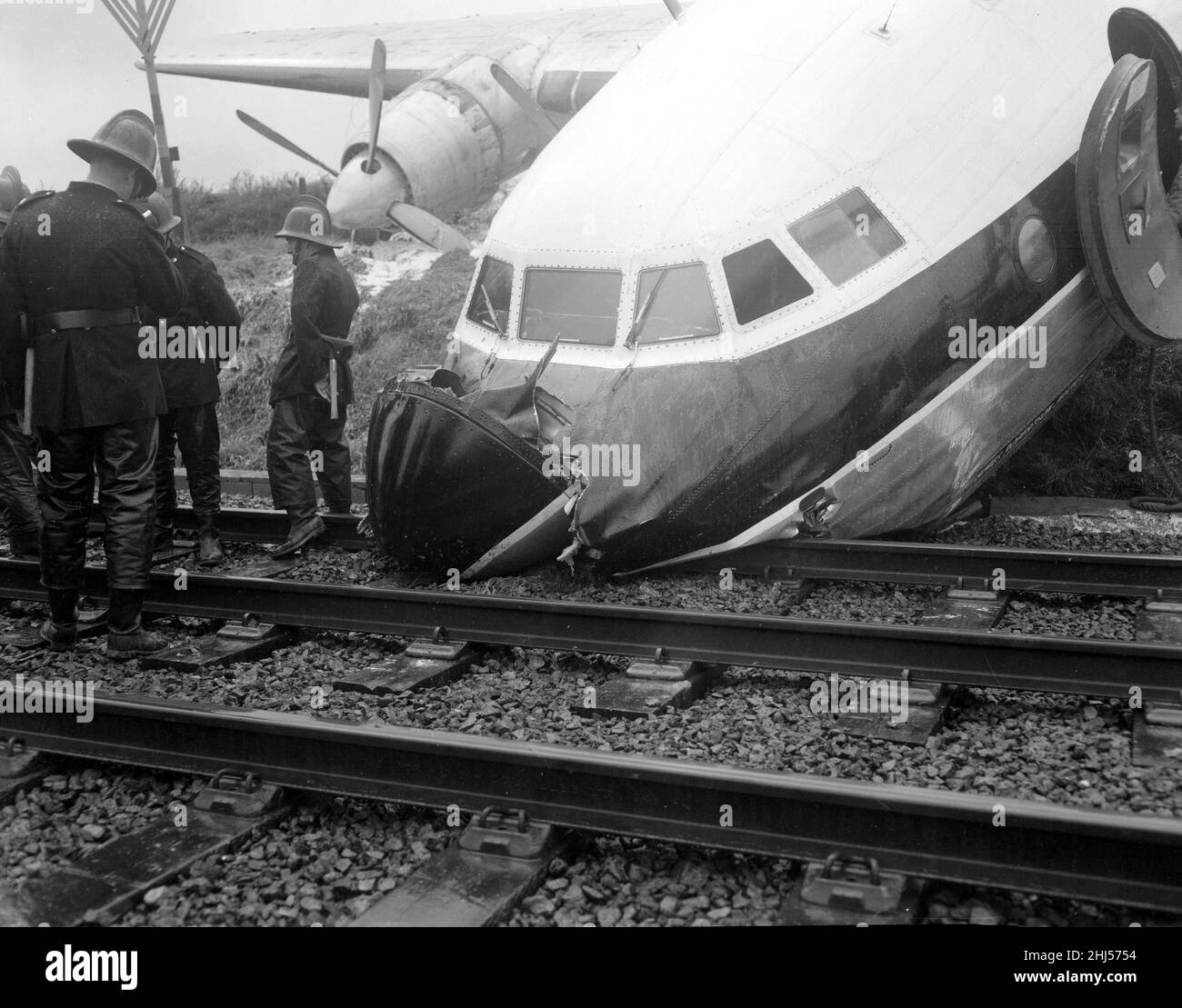 Il naufragio di un velivolo Viscount passeggeri a pieno carico dopo che aveva superato la pista all'aeroporto di Rochford e finì sulla linea ferroviaria che corre lungo l'aeroporto. Vigili del fuoco e servizi di emergenza spianano la strada ai passeggeri per uscire dall'aereo. Ottobre 1960. Foto Stock