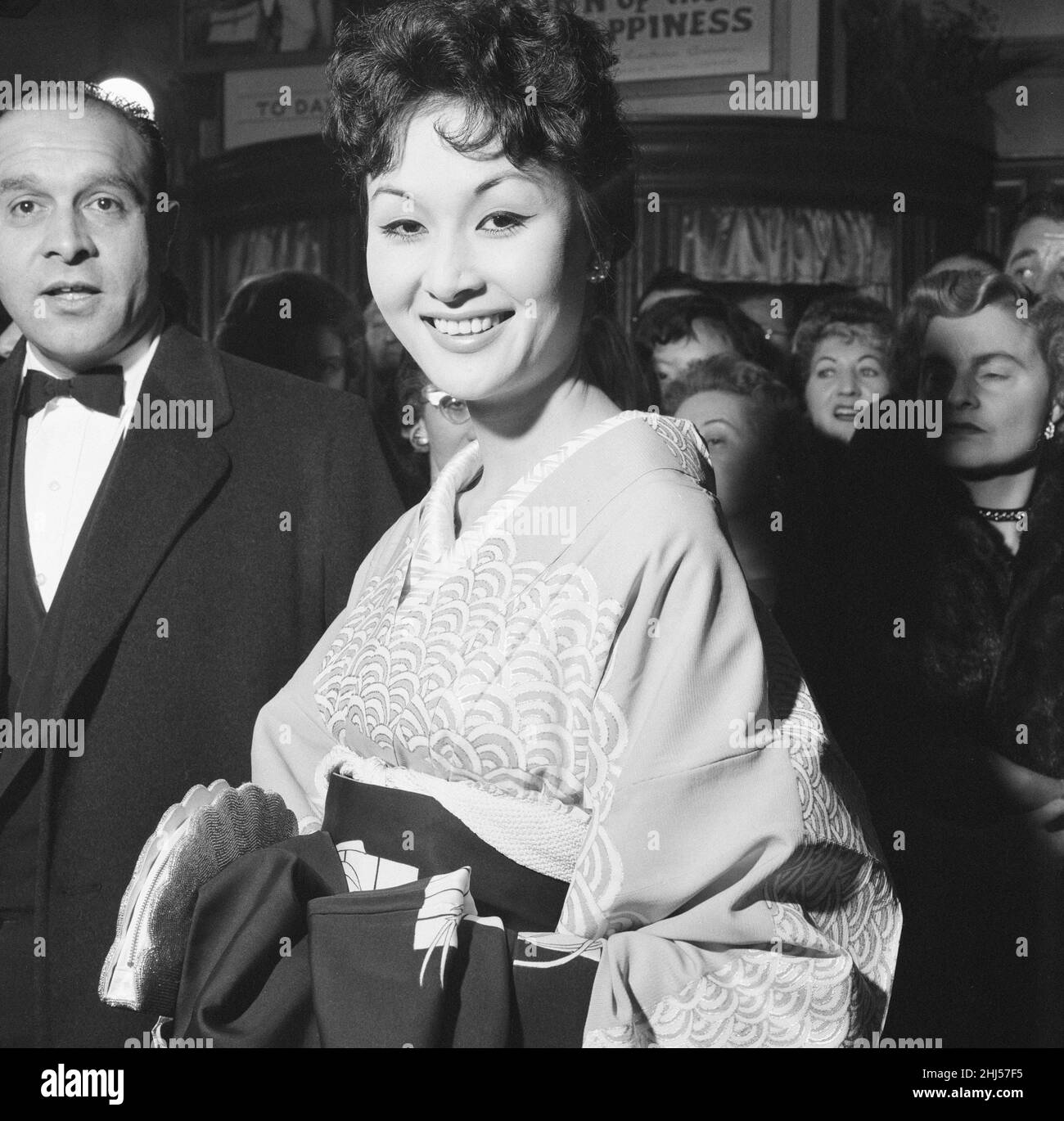 The Inn of the Sixth Happiness, prima del film al The Odeon, Leicester Square, Londra, domenica 23rd novembre 1958. Eiko Ando che gioca una ragazza geisha nel film. Foto Stock