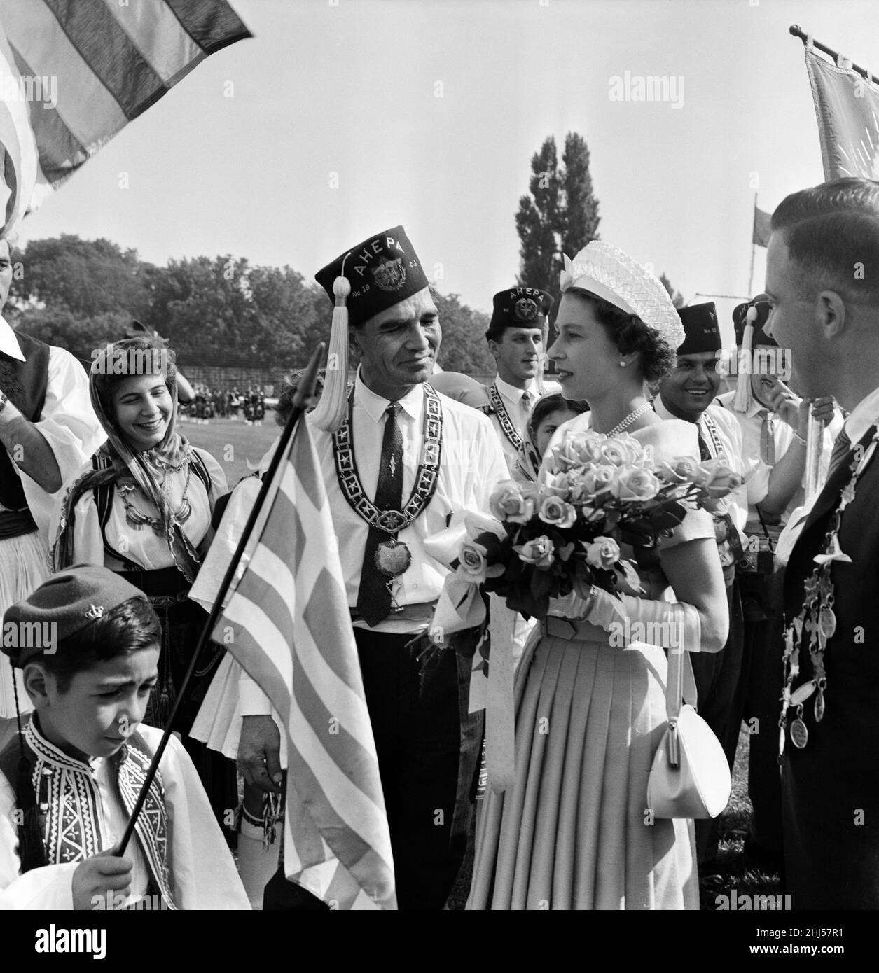 La regina Elisabetta II durante la sua visita in Canada. La regina incontra uomini, Signore e bambini delle comunità greche e cinesi allo Stadio Kingston, Kingston, Ontario. Lo stadio era pieno di migliaia di bambini tutti vestiti con i loro costumi nazionali. 28th giugno 1959. Foto Stock