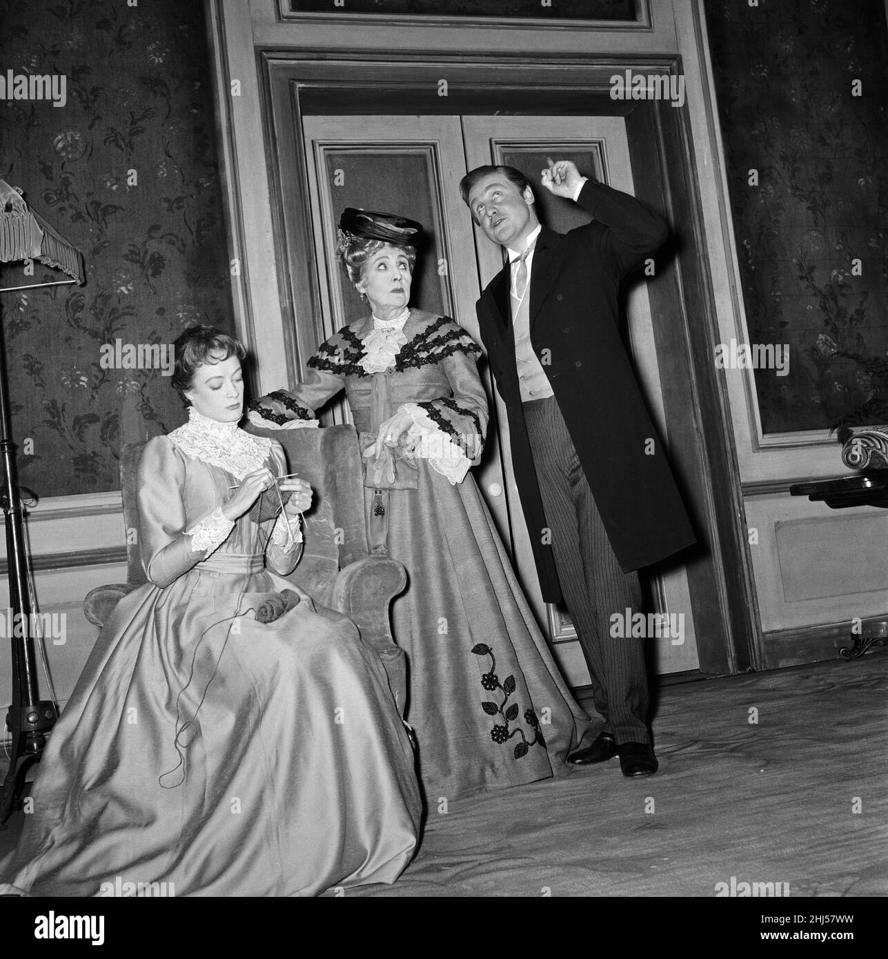 La vecchia Vic Company gioca 'che cosa ogni donna conosce '. Maggie Smith come Maggie Wylie, Fay Compton come Comtesse de la Briere e Donald Houston come John Shand. 12th aprile 1960. Foto Stock