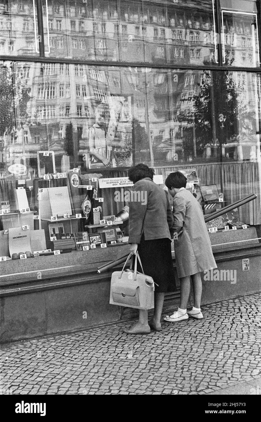 Scene a Berlino Est, Germania Est poco dopo l'inizio della costruzione del muro di Berlino. I cittadini locali vetrano a fare shopping in uno dei grandi magazzini di Frankfurter Allee, nella parte est della città. 18th agosto 1961. Foto Stock