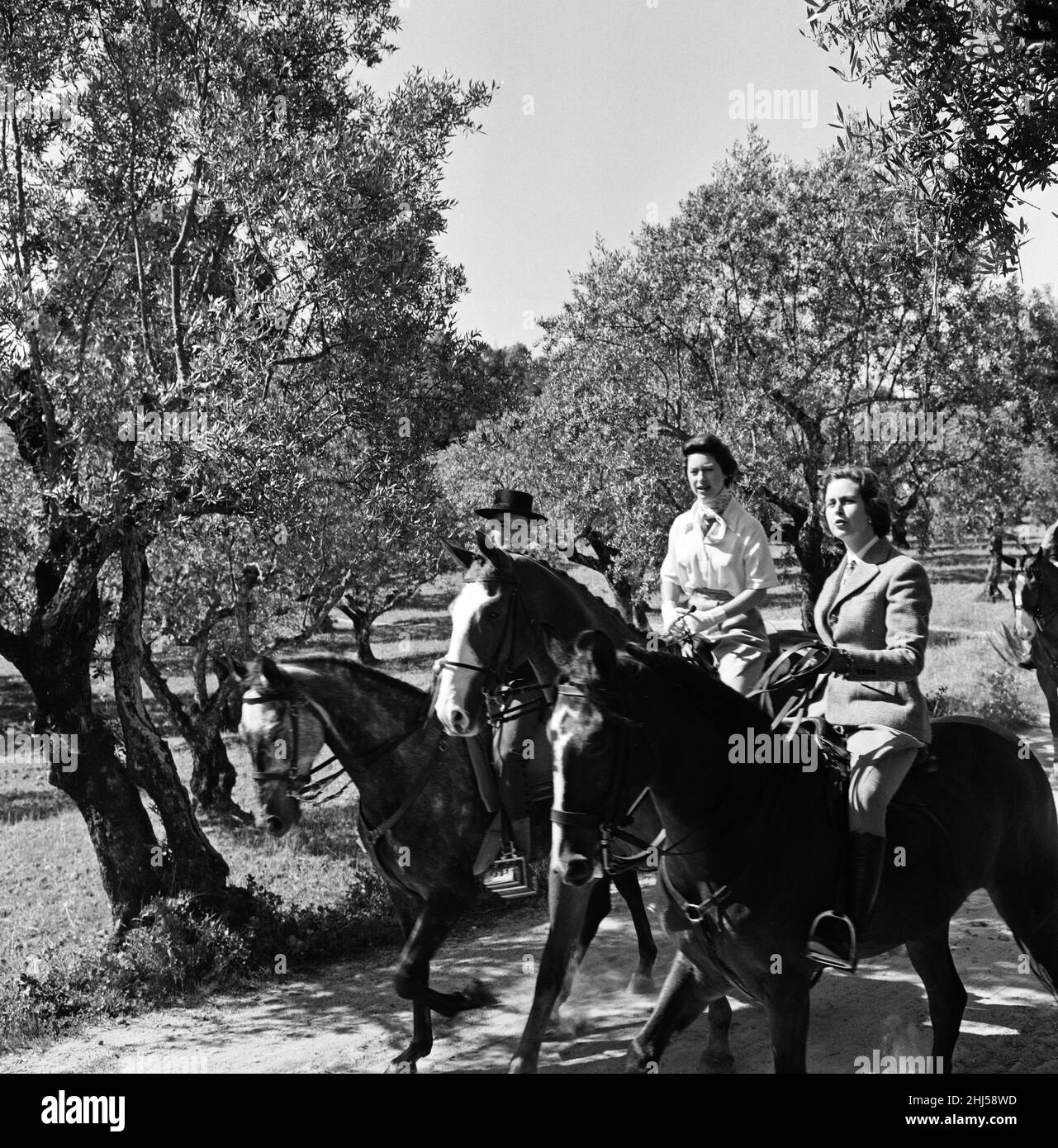 La Principessa Margaret visita il Portogallo. La Principessa che attraversa i boschetti del dominio del conte Nova Goa, in compagnia di Contesse De Mendia e del comandante Reimao Noguira, figlio del conte Nova Goa. 9th giugno 1959. Foto Stock