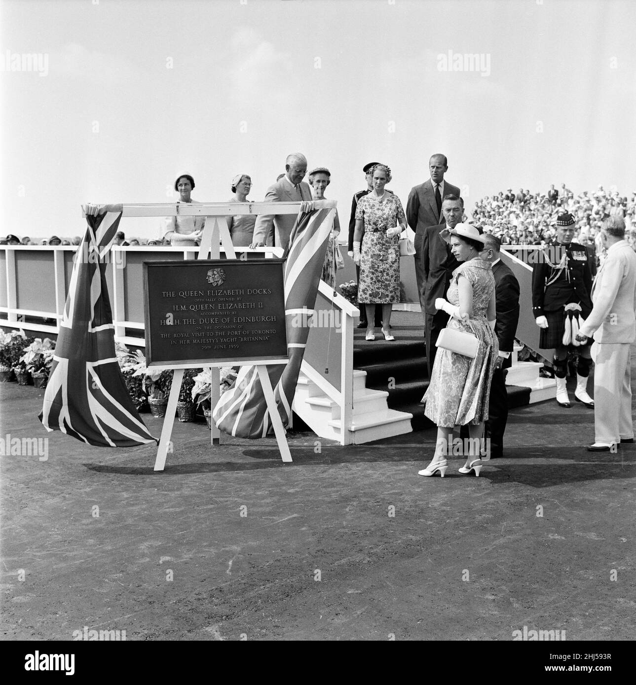 Regina Elisabetta II e Principe Filippo, Duca di Edimburgo Royal Tour of Canada. Raffigurato all'apertura della Queen Elizabeth Docks, il Porto di Toronto, 29th giugno 1959. Foto Stock