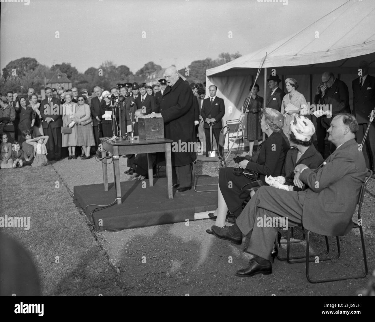 L'ex primo ministro Winston Churchill ha parlato dopo aver piantato un albero di quercia per inaugurare i lavori sul nuovo Churchill College dell'Università di Cambridge, 17th ottobre 1959. Foto Stock