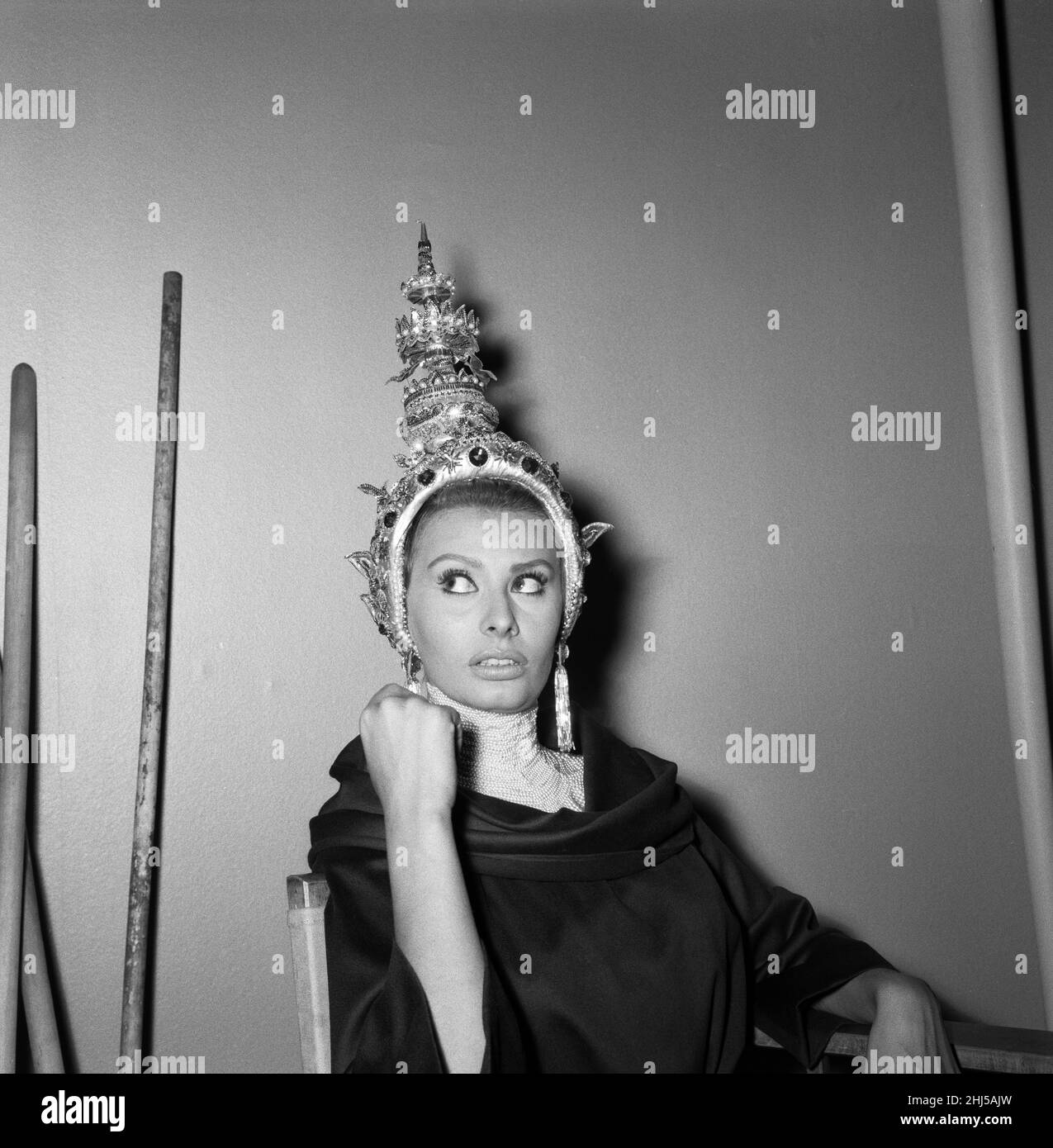 Sophia Loren si rompe durante le riprese di "The Millionairess" presso gli studi cinematografici MGM di Elstree. 13th luglio 1960. Foto Stock