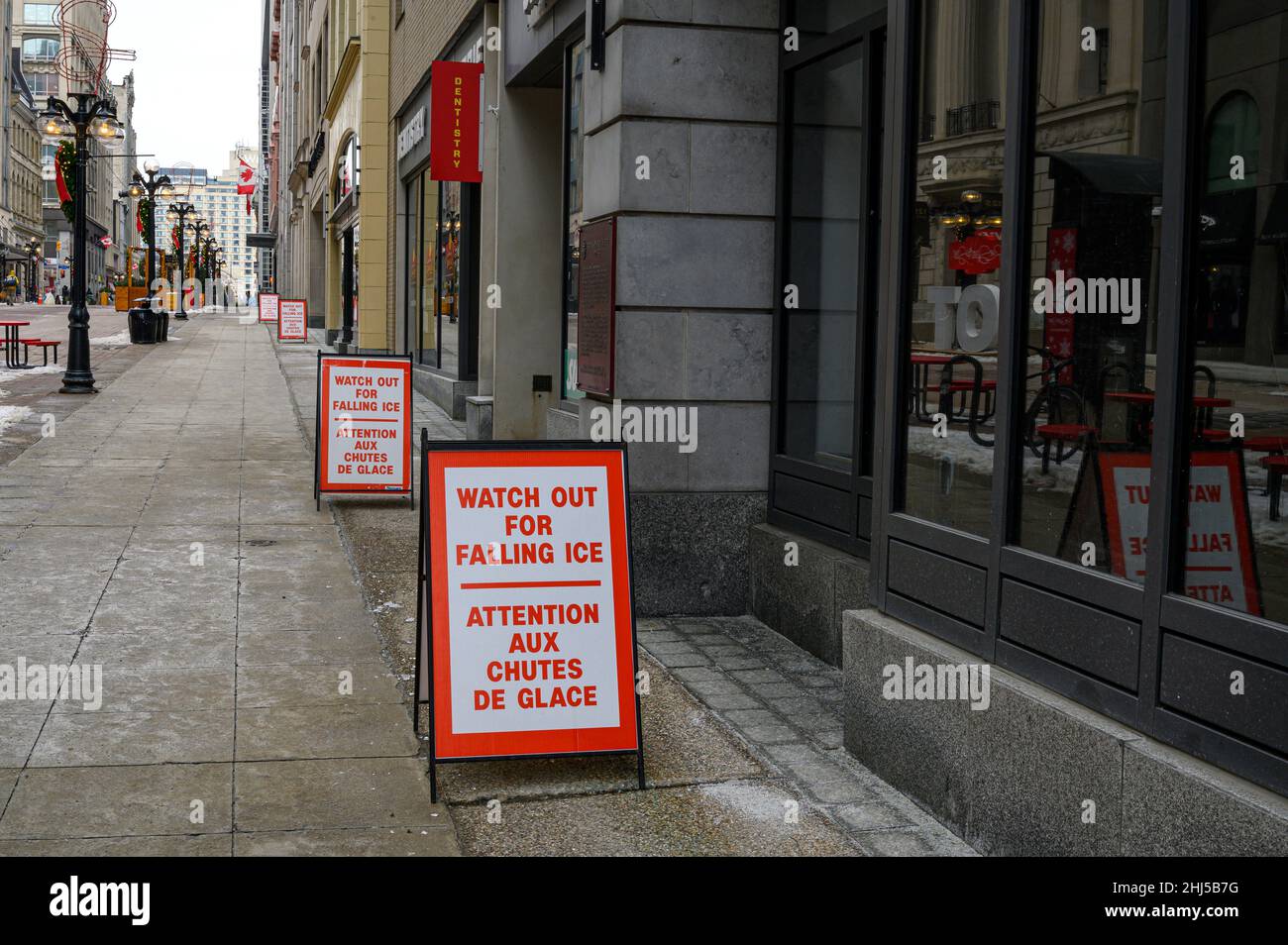 allarme per caduta di ghiaccio sul marciapiede della città Foto Stock