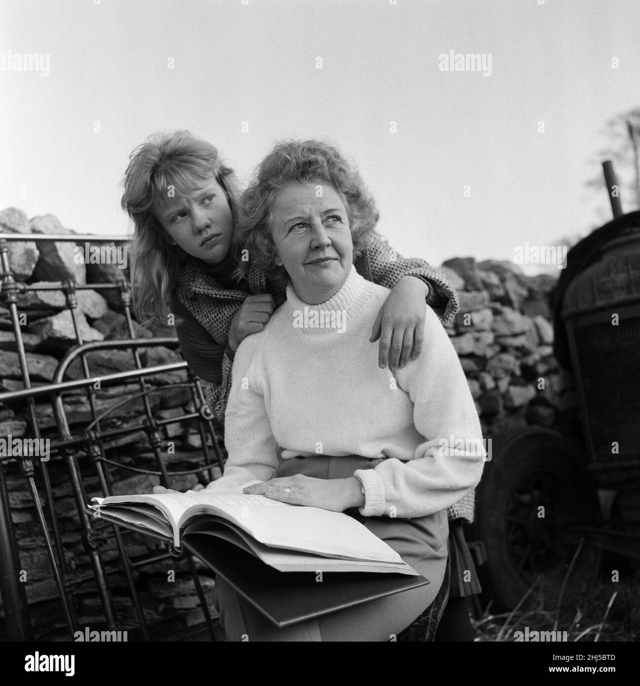 Mary Hayley Bell e sua figlia Hayley Mills hanno illustrato il sole a Downham, Lancashire, studiando la sceneggiatura del film "Whistle Down the Wind". Il film è stato girato in una fattoria lì e Hayley è in esso. Il copione è stato adattato da un romanzo scritto da Mary Hayley Bell. 21st febbraio 1961. Foto Stock