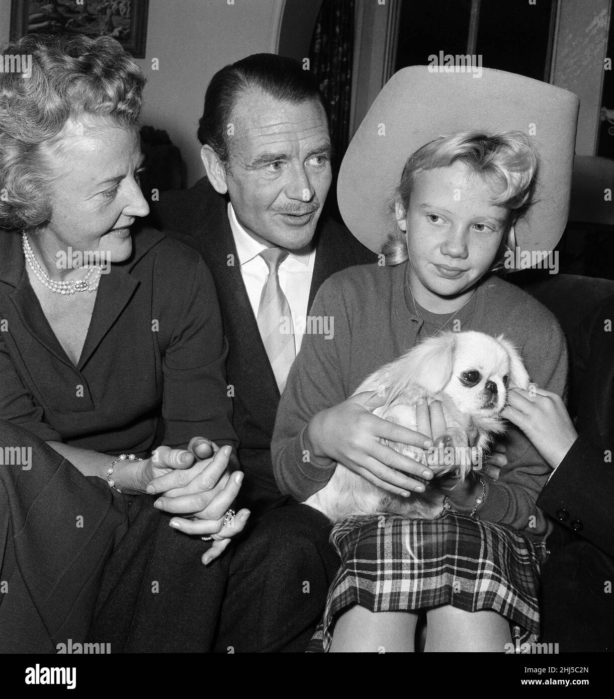 L'attore John Mills a casa con sua moglie Mary Hayley Bell e la loro figlia Hayley. 31st dicembre 1959. Foto Stock