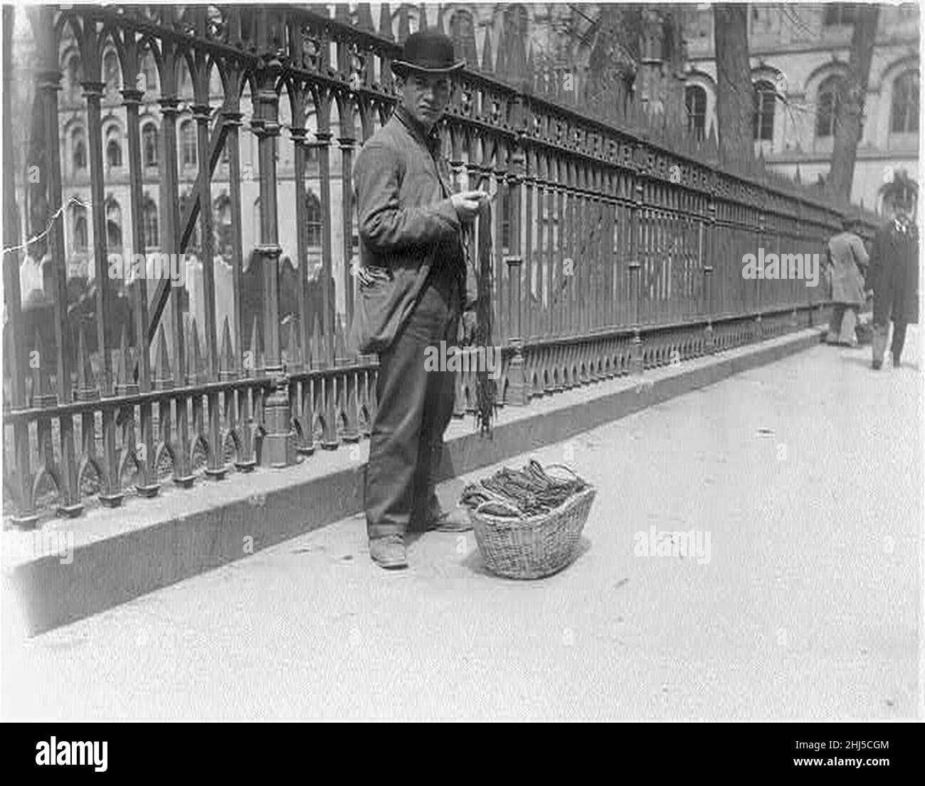 Tipi di strada di New York City- Peddler di stringhe di scarpe Foto Stock