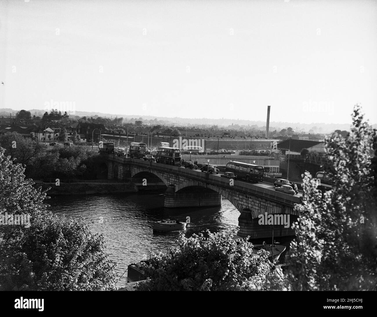 Staines Bridge, un ponte stradale che corre in direzione sud-ovest-nord-est attraverso il Tamigi a Surrey. 21st maggio 1956. Foto Stock