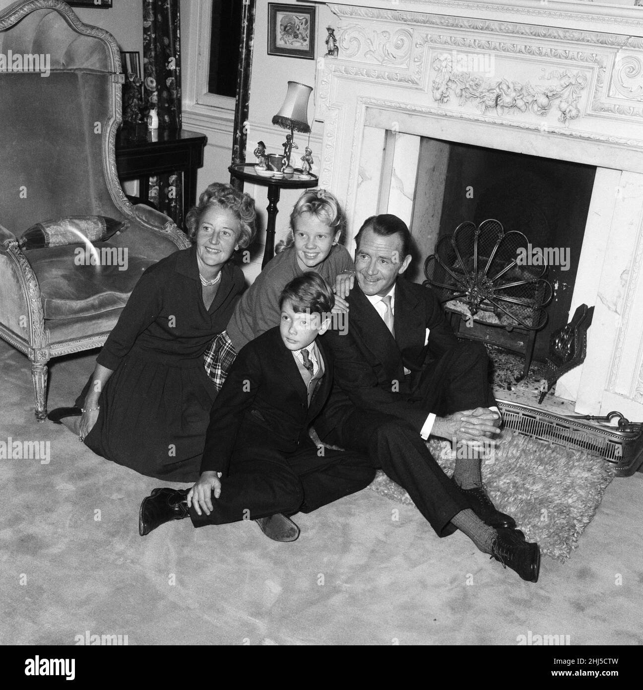 L'attore John Mills a casa con sua moglie Mary Hayley Bell e due dei loro figli, Hayley e Jonathan. 31st dicembre 1959. Foto Stock