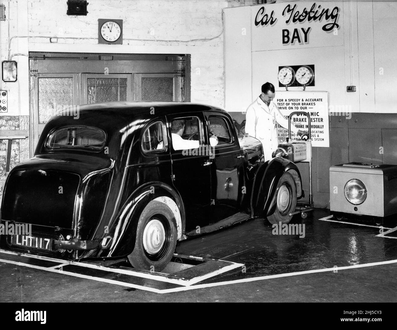 LHT 117 motorcar ha le sue rotture testato in uno stato dell'arte Car Testing Bay in un garage Teesside, 18th agosto 1960. Foto Stock