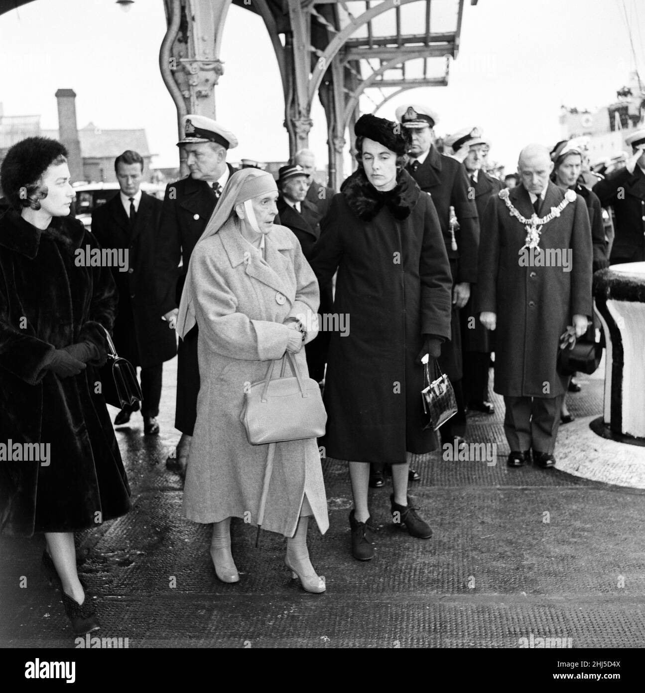 I funerali di Edwina Mountbatten, contessa Mountbatten della Birmania a bordo di HMS Wakeful al largo di Portsmouth. Principessa Alice con Pamela Hicks e Patricia Knatchbull, le figlie di Edwina Mountbatten. 25th febbraio 1960. Foto Stock
