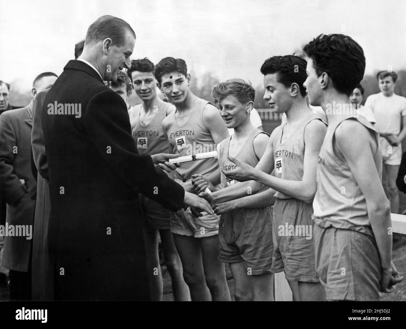 Principe Filippo, Duca di Edimburgo, in visita a Liverpool. Presso il Liverpool Boys' Association Grounds il principe Filippo presenta badge e certificati per il premio Duke of Edinburgh. Riceve il suo premio è William Tickle e sulla sinistra è il suo fratello gemello John. Gli altri, da sinistra a destra, sono Charles Cowley, Walter Evans e Peter Stratton. Circa 1958. Foto Stock