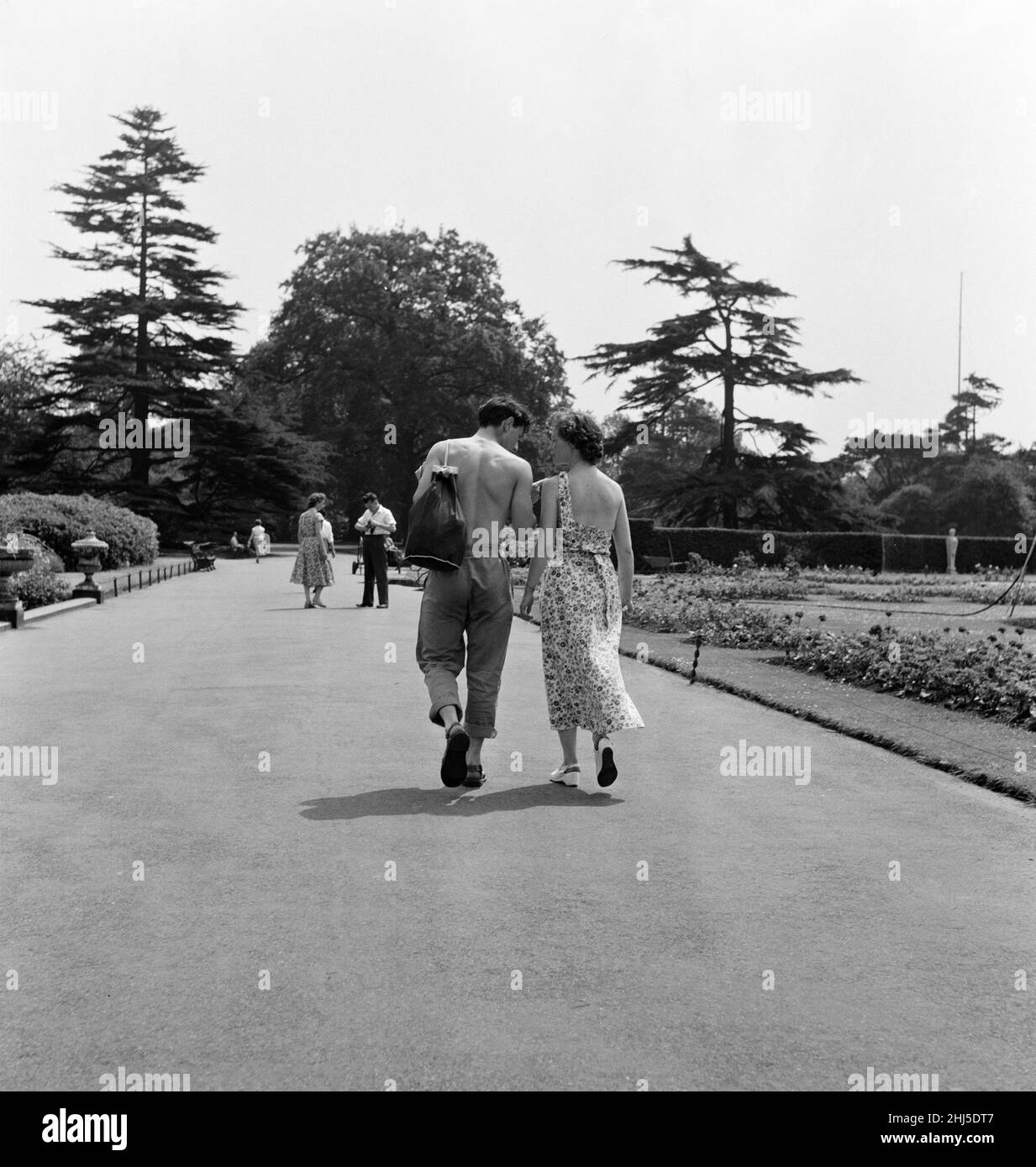 Studenti di orticoltura che lavorano presso i Royal Botanical Gardens, Kew. 18th giugno 1957. Foto Stock
