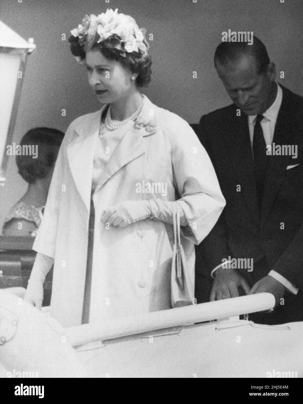 La Regina Elisabetta II è raffigurata durante una visita di due giorni nella capitale gallese, Cardiff, Galles, sabato 6th agosto 1960. Out immagini spettacoli ... La Regina e Duca di Edimburgo lasciando il Royal Yacht per il National Eisteddfod del Galles, un festival culturale di musica, canzoni e poesia, proprio dietro di loro è la Principessa Anne. Foto Stock