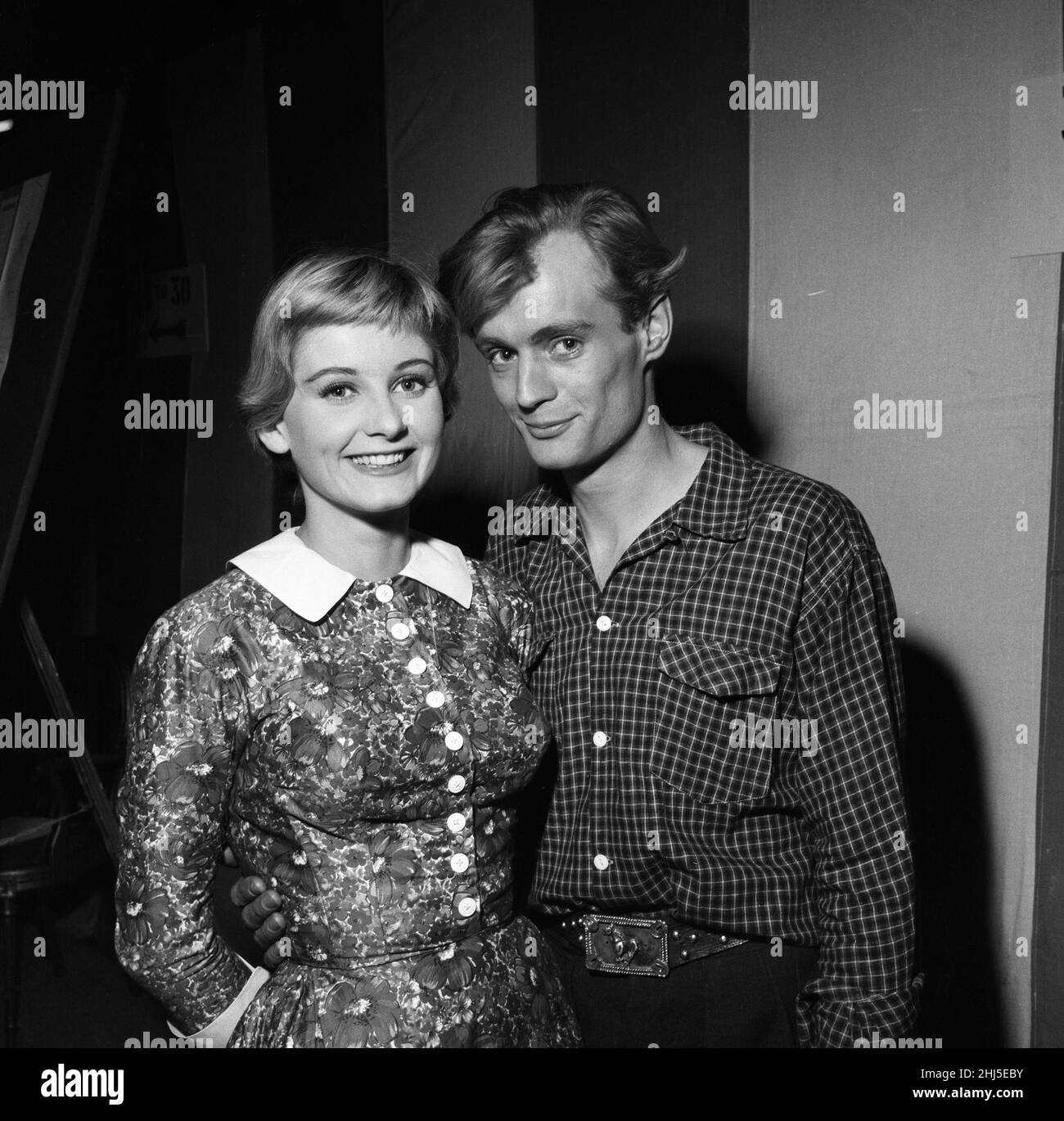 David McCallum e la moglie Jill Ireland al Pinewood Studios 21st Anniversary Party. 30th settembre 1957. Foto Stock