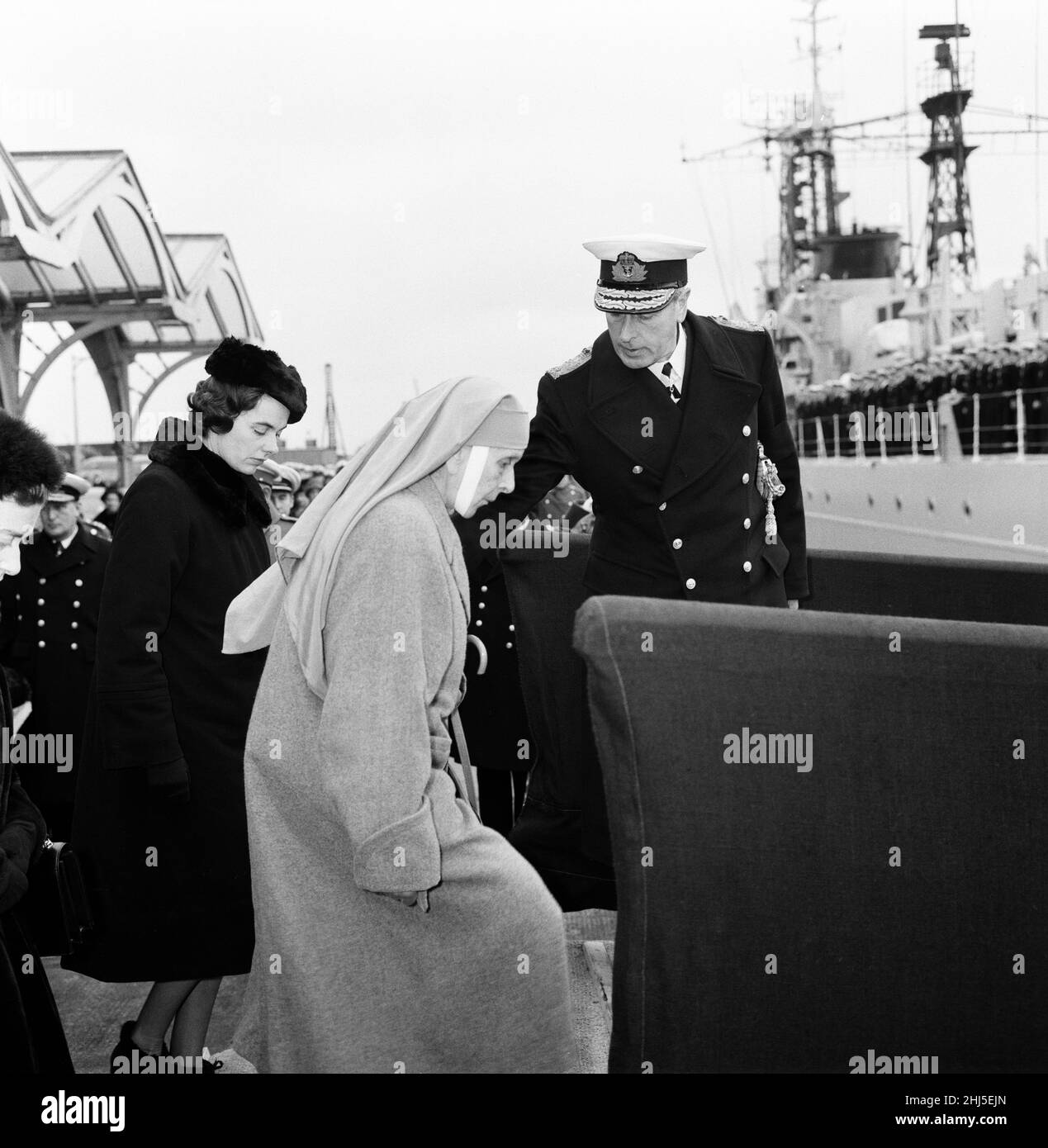 I funerali di Edwina Mountbatten, contessa Mountbatten della Birmania a bordo di HMS Wakeful al largo di Portsmouth. Louis Mountbatten aiuta la sorella Principessa Alice a bordo, insieme alle sue figlie Pamela Hicks e Patricia Knatchbull. 25th febbraio 1960. Foto Stock