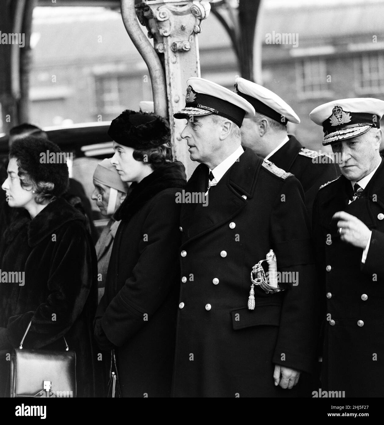 I funerali di Edwina Mountbatten, contessa Mountbatten della Birmania a bordo di HMS Wakeful al largo di Portsmouth. Louis Mountbatten guarda la bara mentre viene portata a bordo della nave, con lui sono le sue figlie Pamela e Patricia e sua sorella, la Principessa Alice. 25th febbraio 1960. Foto Stock