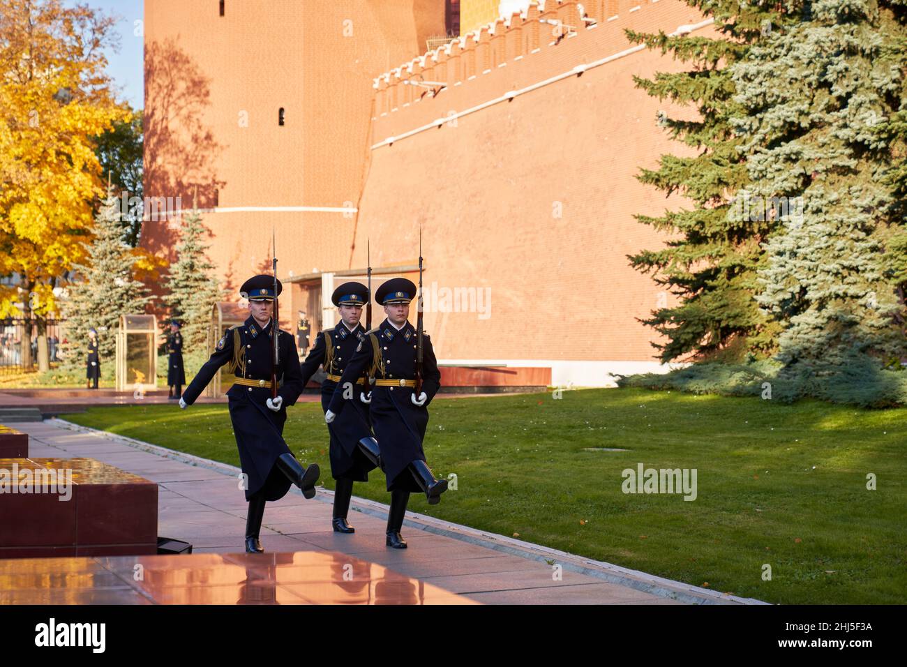 Soldati russi che cambiano guardia al Cremlino, Mosca Foto Stock