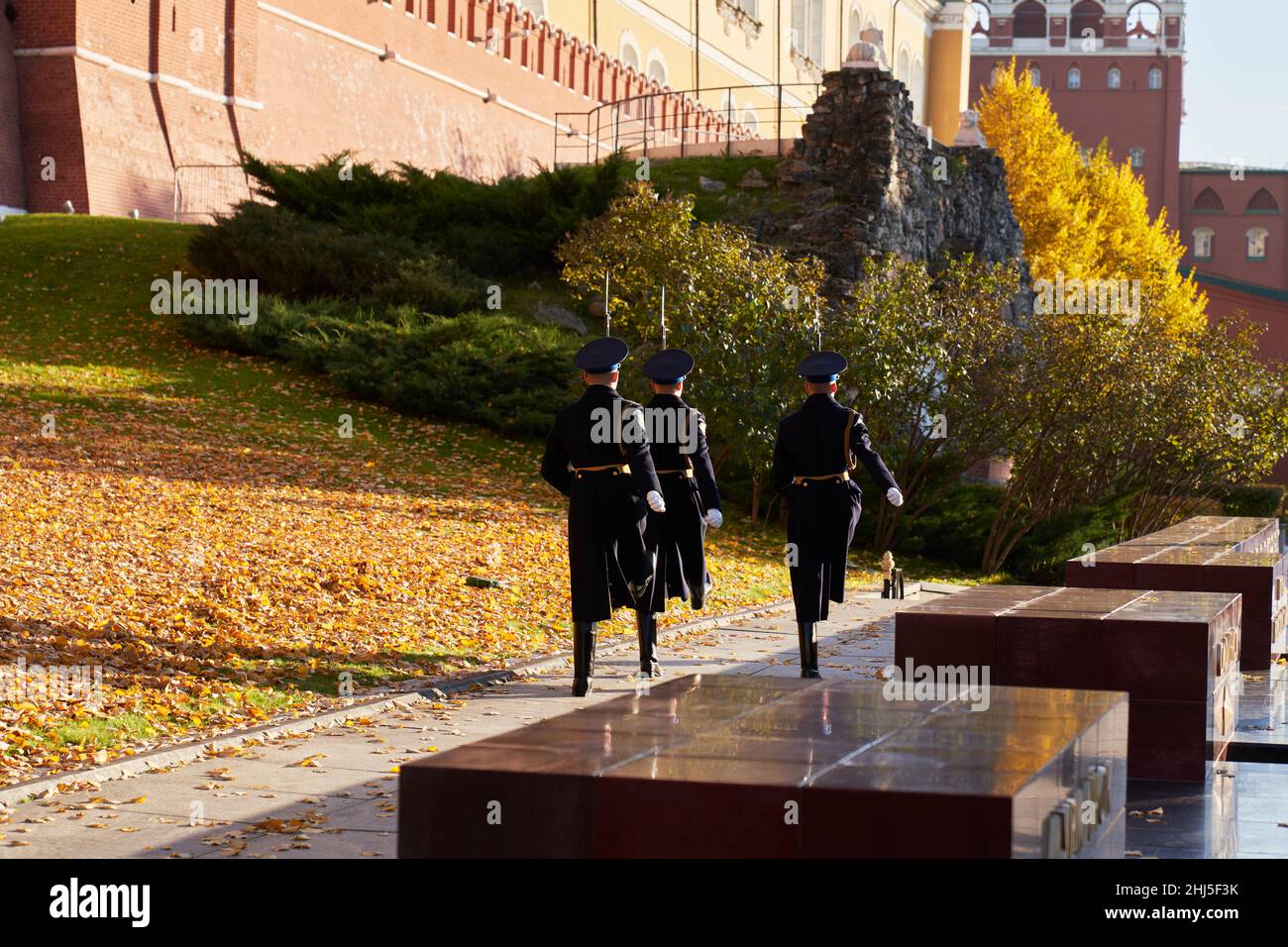 Soldati russi che cambiano guardia al Cremlino, Mosca Foto Stock