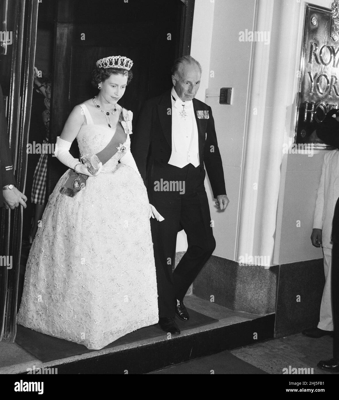 Sua Maestà la Regina Elisabetta II partecipa a un banchetto al Royal York Hotel di Toronto, durante il Royal Tour of Canada, 30th giugno 1959. Foto Stock