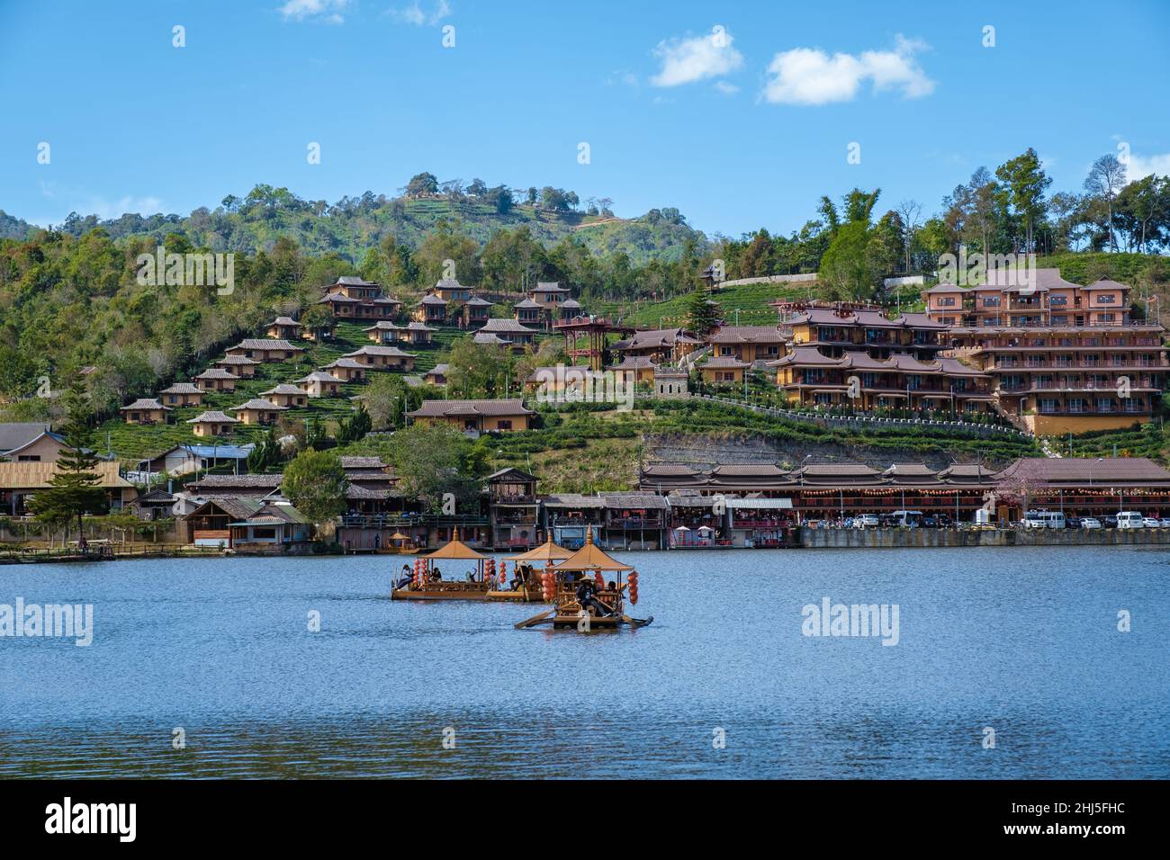 Alba al vino Lee Rak Thai, insediamento cinese, Mae Hong Son, Thailandia, bellissimo paesaggio durante l'alba al villaggio cinese tra Tea Plantation a Ban Rak Thai, Mae Hong Son in Thailandia. Foto Stock