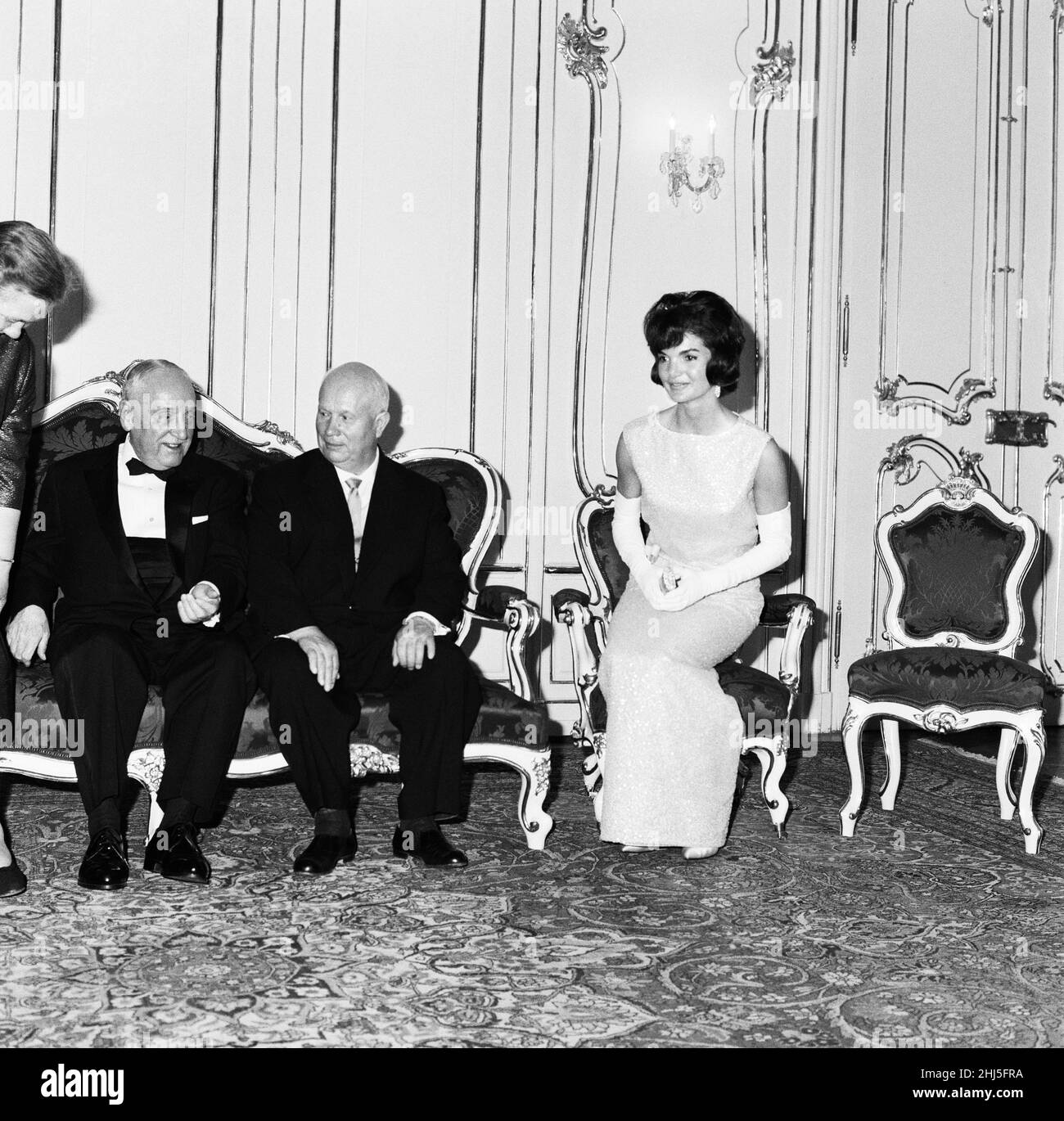 La visita del presidente americano John F Kennedy a Vienna, in Austria, per colloqui con il Premier sovietico Nikita Khrushchev. Il leader sovietico con la prima signora Jackie Kennedy. 3rd giugno 1961. Foto Stock