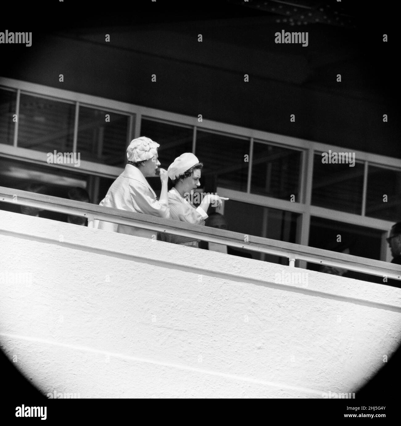 Giorno di Derby a Epsom. Nella foto, la regina Elisabetta II e la principessa Margaret guardano una gara che ha il colt della regina, 'sopra sospetto', in essa. 3rd giugno 1959. Foto Stock