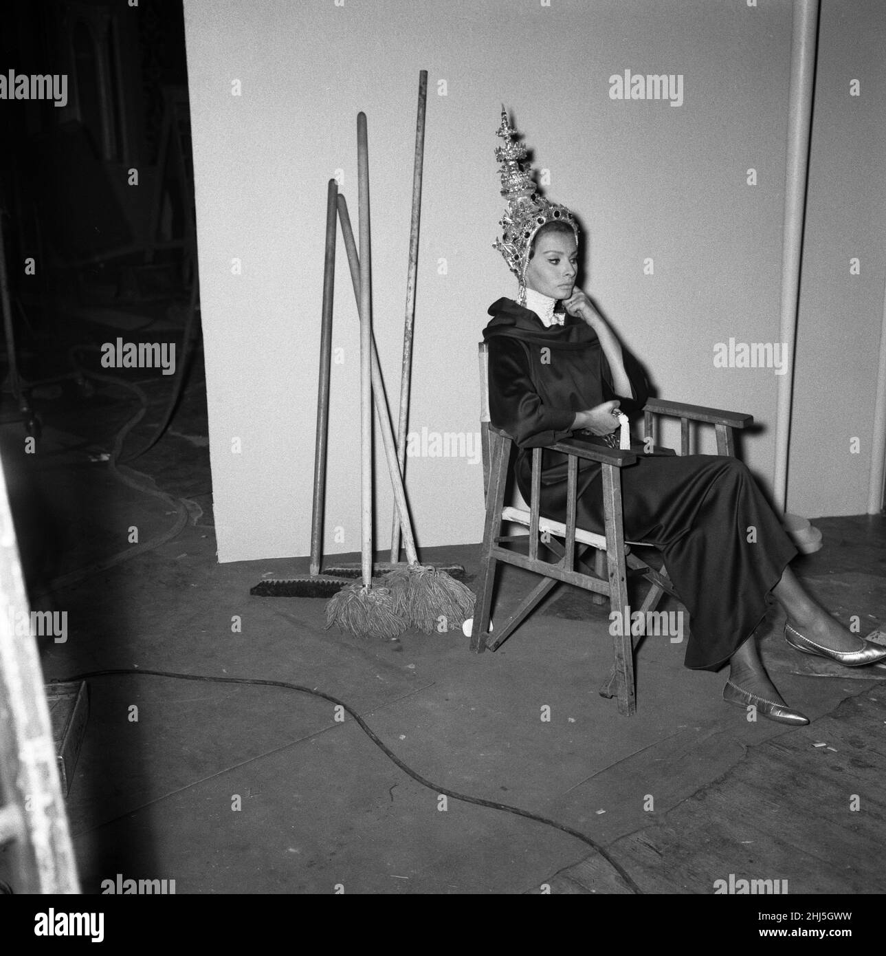 Sophia Loren si rompe durante le riprese di "The Millionairess" presso gli studi cinematografici MGM di Elstree. 13th luglio 1960. Foto Stock