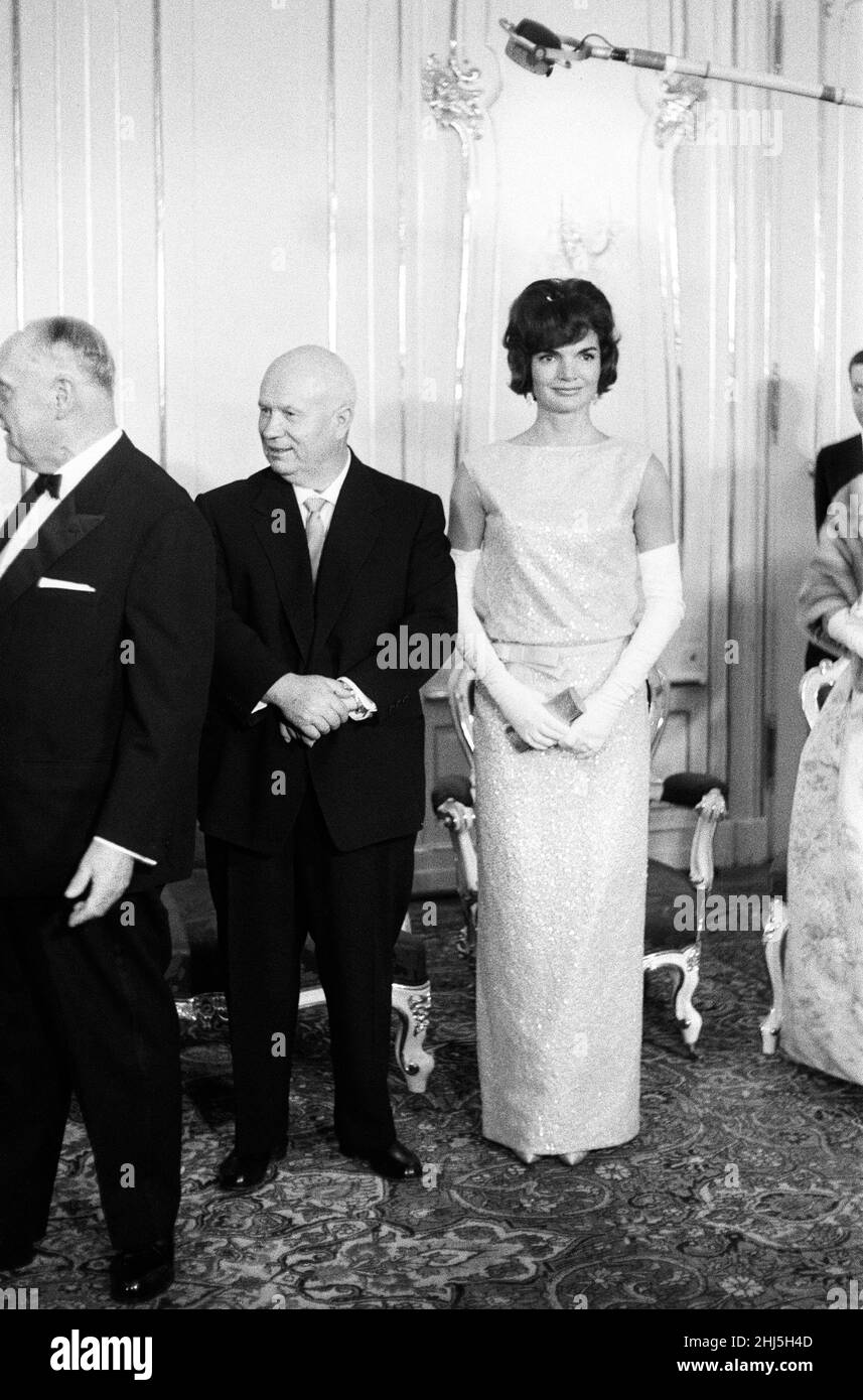 La visita del presidente americano John F Kennedy a Vienna, in Austria, per colloqui con il Premier sovietico Nikita Khrushchev. Leader sovietico Nikita Khrushchev e First Lady Jacqueline Kennedy. 3rd giugno 1961. Foto Stock